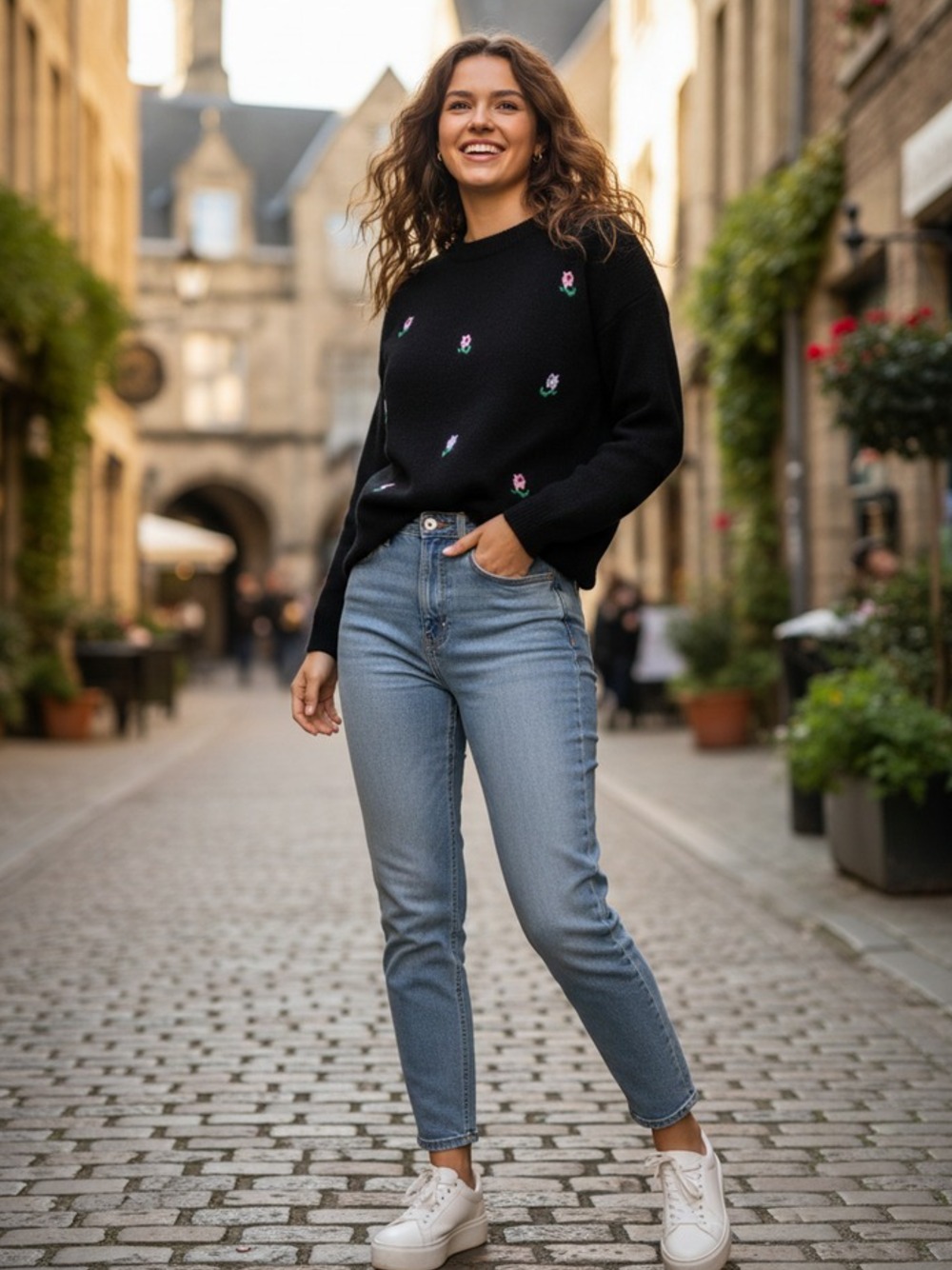 MAGLIONCINO NERO  CON I FIORELLINI 